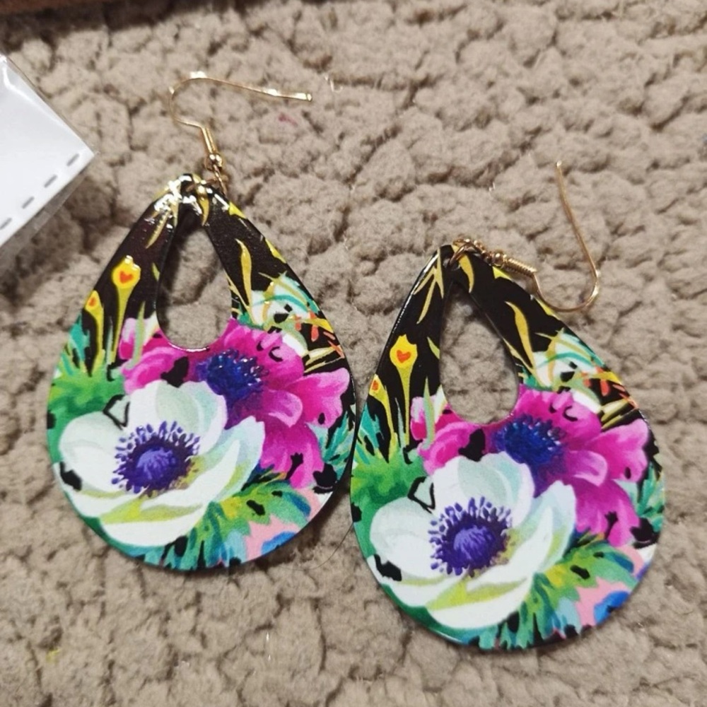 New Artisan Handmade Tropical Paradise Hand Painted Hawaii Floral Gold Earrings - Picture 12 of 16